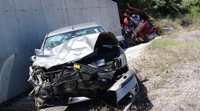 Otomobil yol kenarında bekleyen araca çarptı