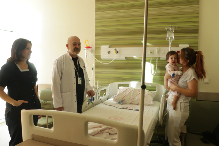 Disk pil ve lego parçası yutan bebek ameliyatla hayata döndü