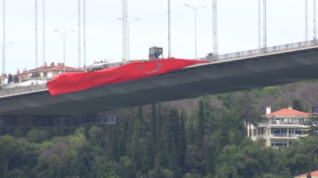 15 Temmuz Şehitler Köprüsü'ne Türk bayrağı asıldı