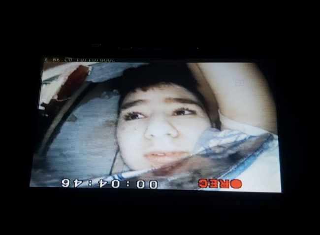 Enkaz altından kurtarılma anı yılan kamerada