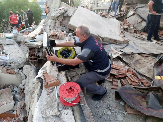 Enkaz altından kurtarılma anı yılan kamerada