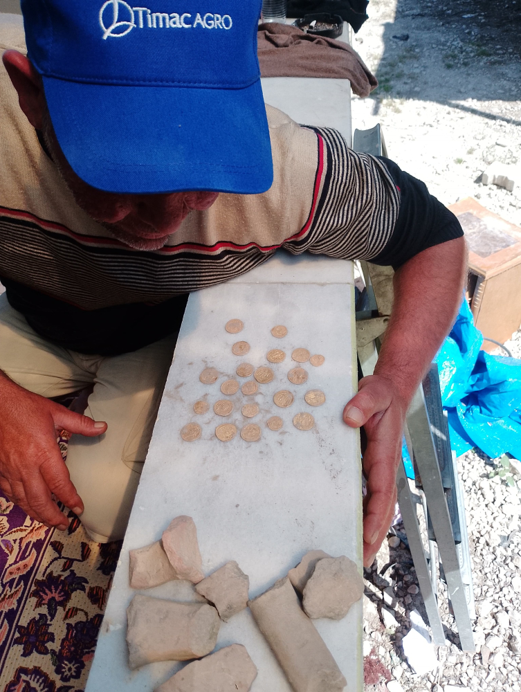 Evlerinin bahçesinde 22 adet sikke buldular