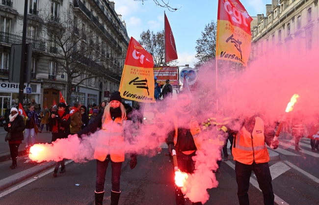 Fransa'da işçi emekli ve memurlar da sokağa çıktı