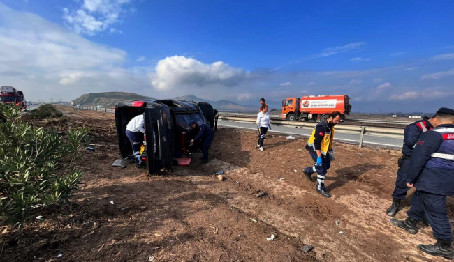 Gaziantep'te lastiği patlayan minibüs devrildi: 1 ölü, 10 yaralı