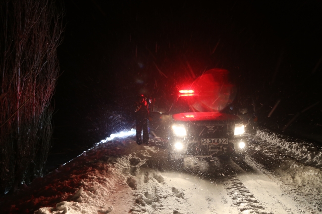 Sivas'ta karda mahsur kalan minibüs şoförü için seferber oldular