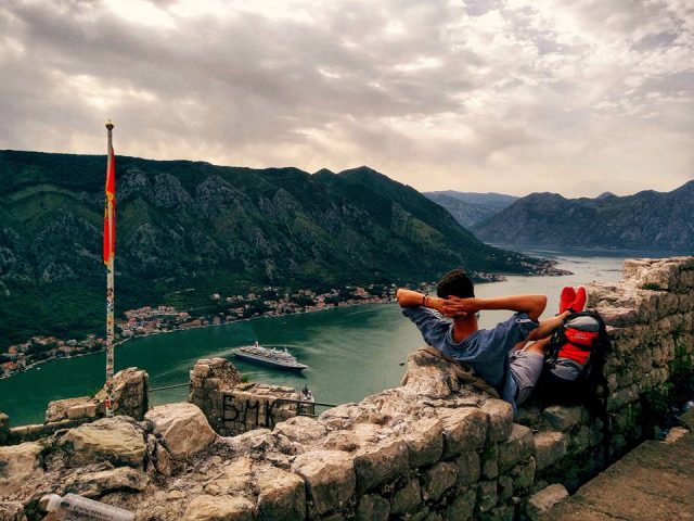 İşinden istifa etti, şimdi bileklik satarak dünyayı geziyor
