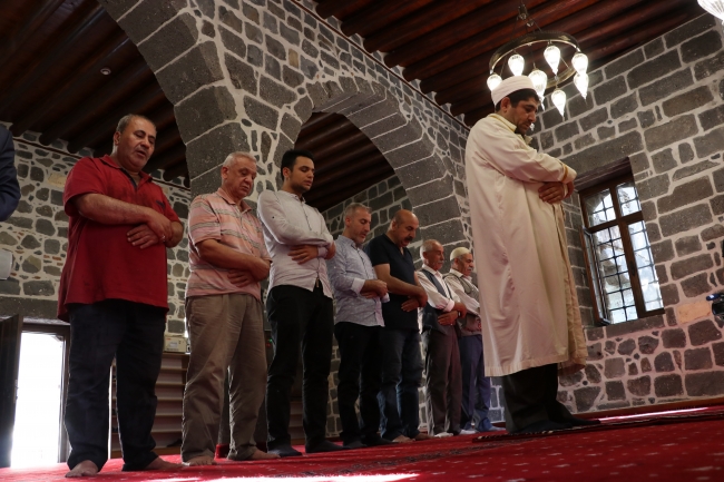 Teröristlerin tahrip ettiği camiler yeniden ibadete açıldı