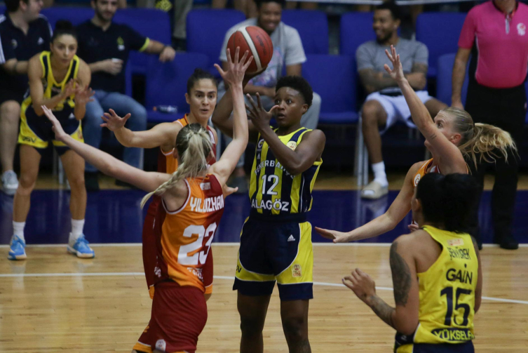 Kadınlar basketbolunda derbi Fenerbahçe'nin