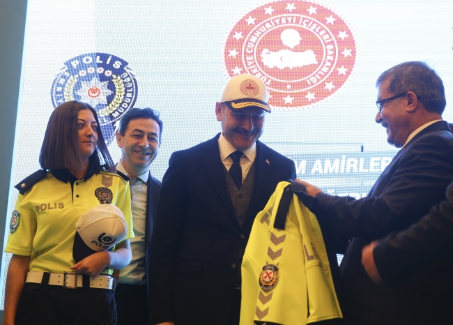 Trafik polislerinin yeni kıyafetleri tanıtıldı