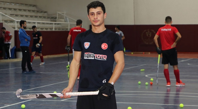 Sanayinin kapısından döndü, milli hokeyci oldu