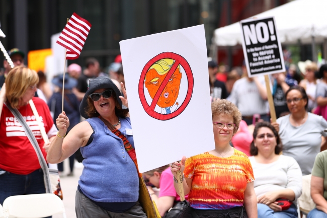 Kostümler ve pankartlar eşliğinde Trump protestosu