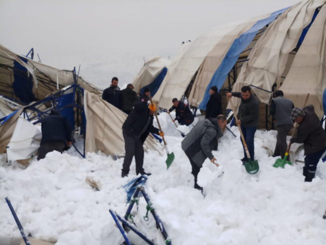 Bitlis'te halı sahanın çatısı çöktü: 3 yaralı