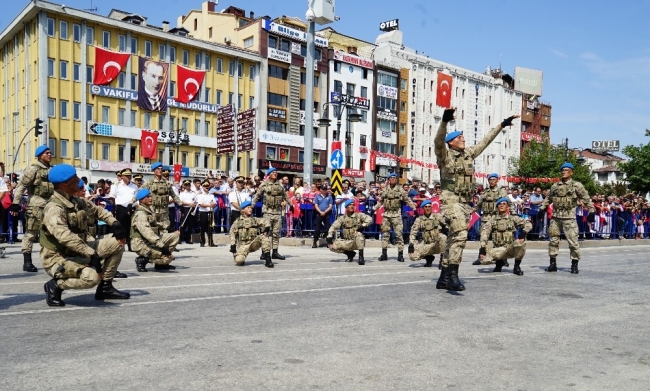 Komandoların Zeybek oyunu Zafer Bayramı'na damga vurdu