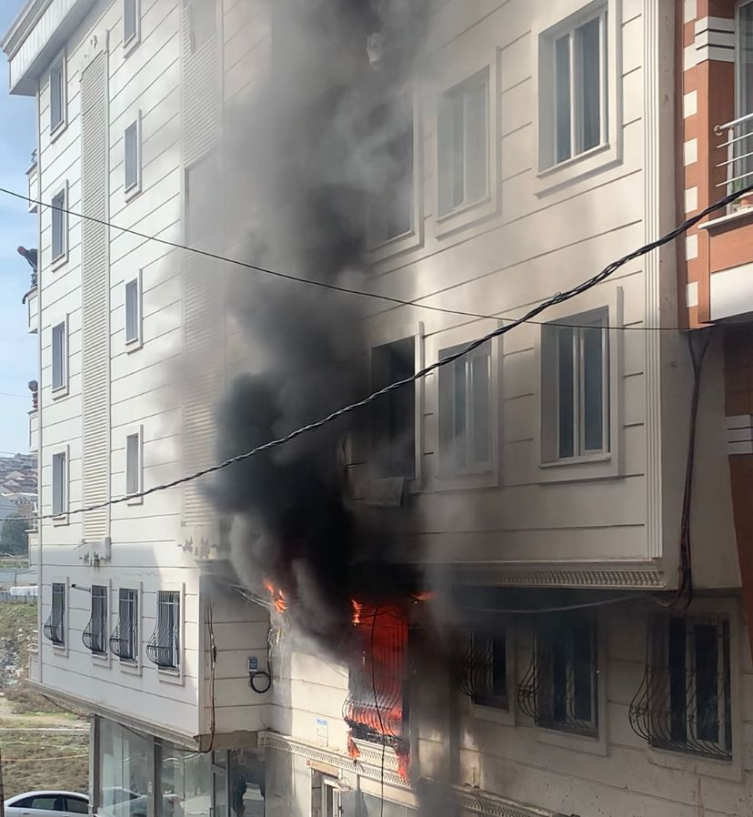Esenyurt’ta bir apartmanda yangın: 4 kişi tedavi altında