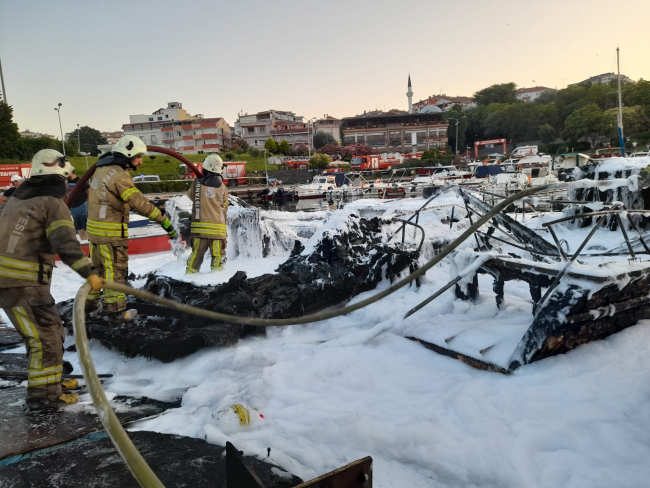 Avcılar limanında 7 tekne yandı