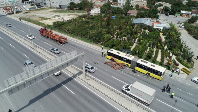 Kamyondan düşen demirler İETT otobüsüne saplandı: 2'si ağır 5 yaralı