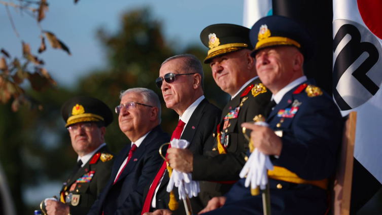 Donanma'yı selamlama sırasında Başkomutan Erdoğan'a Milli Savunma Bakanı ve Kuvvet Komutanları eşlik etti.