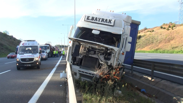 Kuzey Marmara Otoyolu'nda tır otomobile çarptı: 1 ölü, 4 yaralı