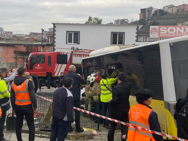 İETT otobüsü tramvayla çarpıştı: 33 yaralı