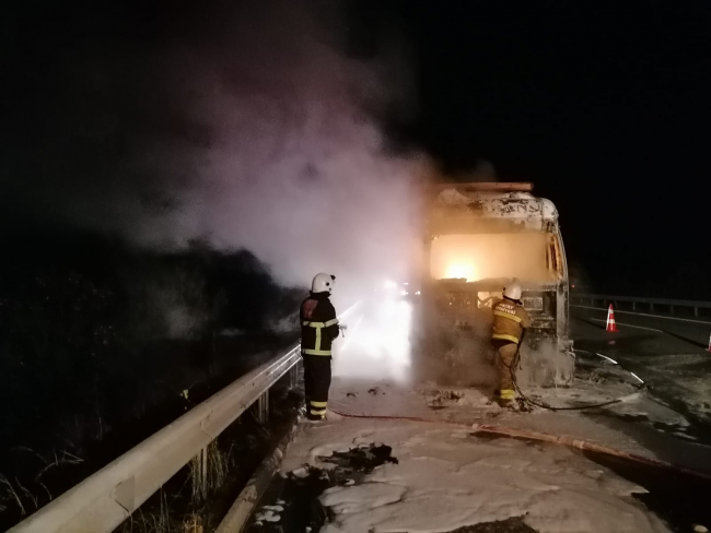Otoyolda yanan hurda yüklü tır kullanılamaz hale geldi
