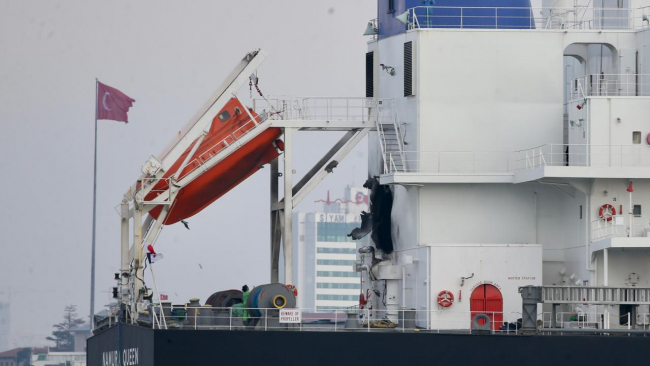 Ukrayna'da vurulan gemi Yalova açıklarına demirletildi