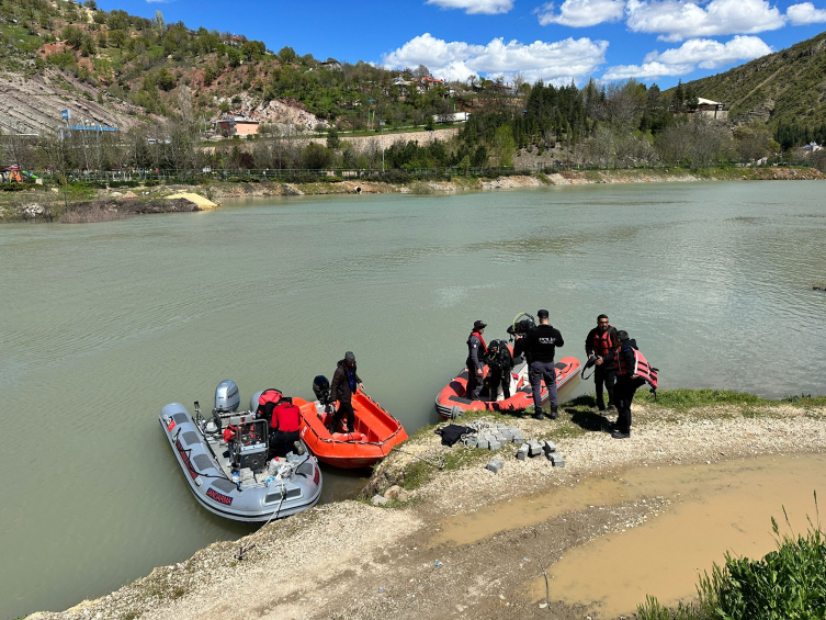 Munzur Çayı'nda kayıp 3 kişi aranırken başka bir araç bulundu