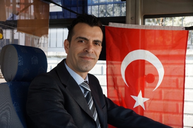 Trafikte aracını durduran şoför Türk bayrağını yerde bırakmadı