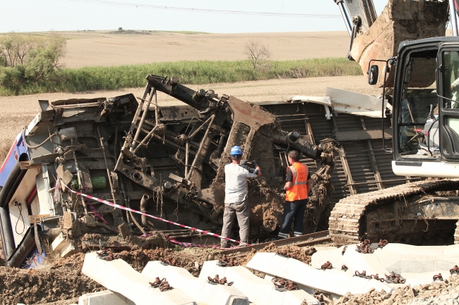Çorlu'da tren kazasında devrilen vagonlar kaldırılıyor