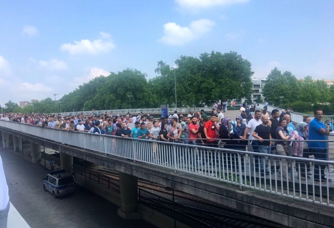 Yurt dışındaki seçim sandıklarında uzun kuyruklar oluştu