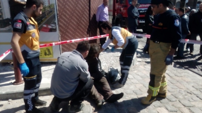 Mazgalların altına giren kişiyi itfaiye kurtardı