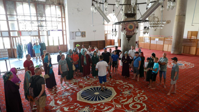 İmamın turistlerle kurduğu diyalog sosyal medyada beğeni topladı