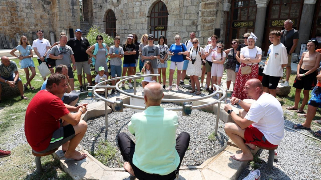 İmamın turistlerle kurduğu diyalog sosyal medyada beğeni topladı