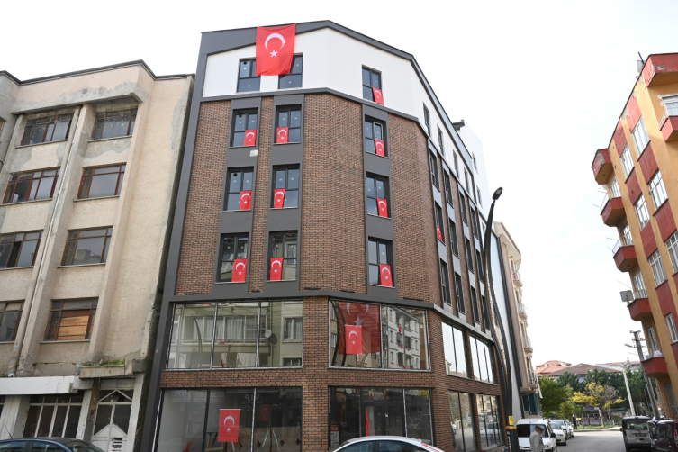 Belediyeden bayrak istediler, bir gecede bütün cadde bayraklarla donatıldı