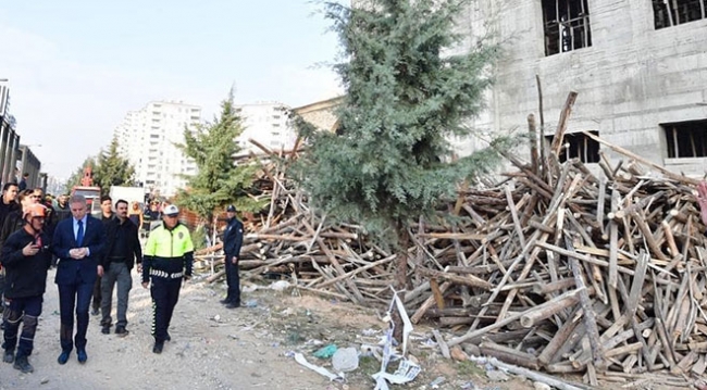 Cami inşaatında çöken iskelenin altında kalan inşaat mühendisi aranıyor