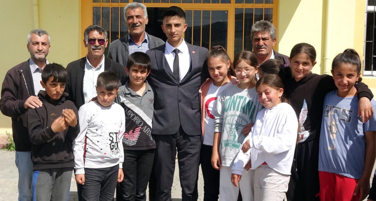 19 yaşındaki muhtar erken yaşta evlilikle mücadele edecek