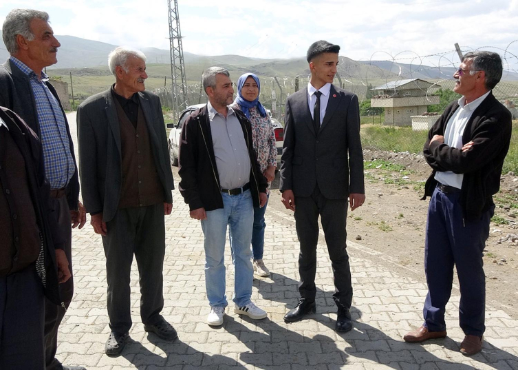 19 yaşındaki muhtar erken yaşta evlilikle mücadele edecek