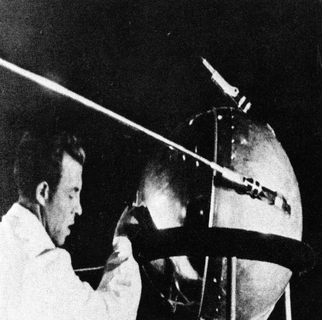 Sputnik 1'e son rötuşları yapan bir teknisyen (Fotoğraf: NASA)