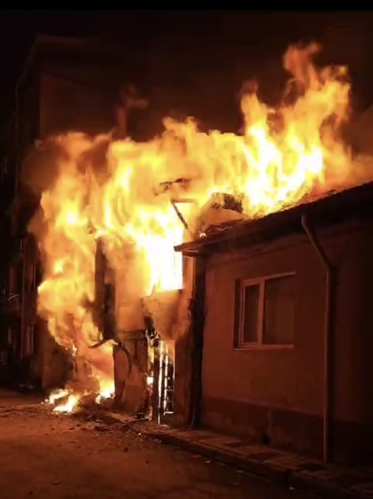 Elektrikli ısıtıcı devrildi, ev küle döndü