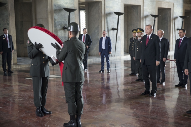 Cumhurbaşkanı Erdoğan Anıtkabir Özel defterini imzaladı