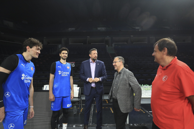 Bakan Kasapoğlu'ndan A Milli Erkek Basketbol Takımı'na destek