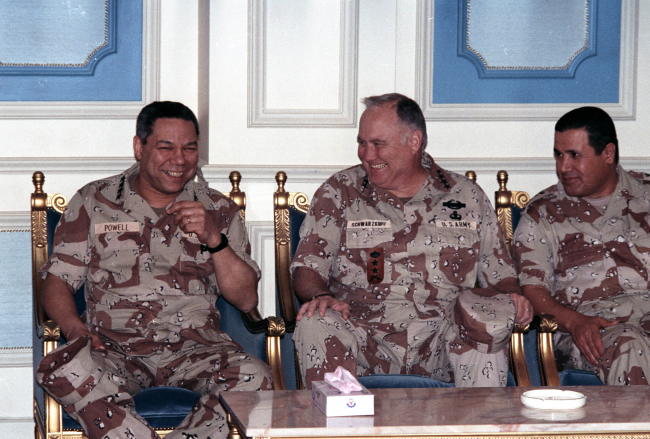 Dönemin ABD Genelkurmay Başkanı Colin Powell Riyad Havaalanında. Powell, ileriki yıllarda Dışişleri Bakanlı olarak da 2003'te Irak işgalinin mimarlarından biri olacaktı. Fotoğraf: Reuters