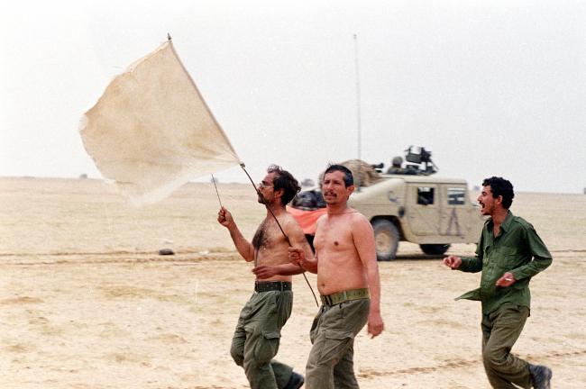 Beyaz bayrakla teslim olan Irak askerleri. 1991. Fotoğraf: Reuters