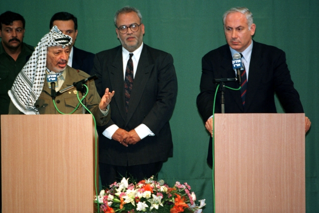 Netanyahu ve Filistin Cumhurbaşkanı Yasir Arafat, 1996. Fotoğraf: Reuters
