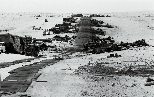 1973'deki İsrail-Arap Savaşı'nda Sina çöllerinde tahrip edilmiş Sovyet yapımı Mısır askeri araçları. Fotoğraf: Reuters