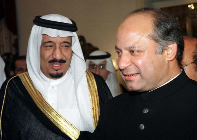 Pakistan Başbakanı Navaz Şerif ve o dönem Riyad Valisi olan şimdiki Kral Selman bin Abdülaziz. 1998. Fotoğraf: Reuters
