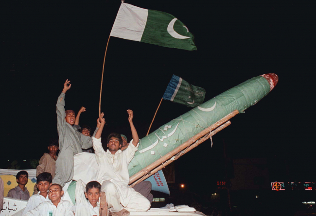 Pakistan'ın 1998'de gerçekleştirdiği nükleer silah testleri ambargolara neden oldu. Suudi Arabistan, Pakistan'a ücretsiz petrol temin etti. Fotoğrafta nükleer testi kutlayan halk görünüyor. Fotoğraf: Reuters