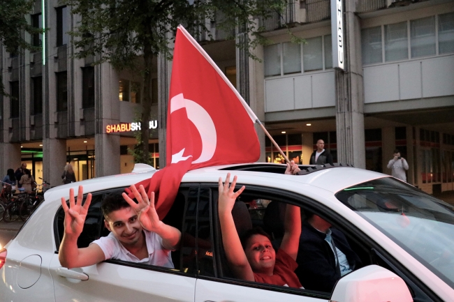 Hollanda Türklerin seçim sevincini kaldıramadı