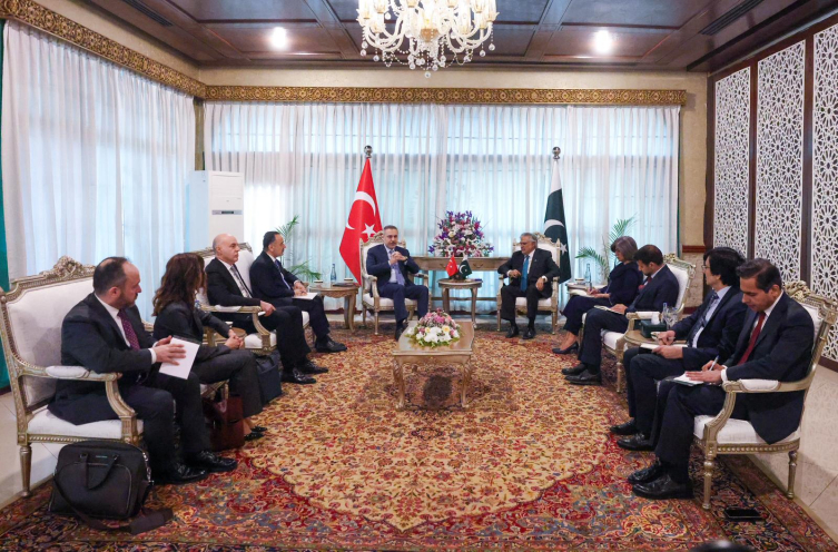 Bakan Fidan, Pakistanlı mevkidaşı Dar ile bir araya geldi