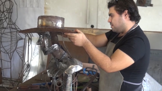 Üniversite öğrencisi hurda malzemeleri sanat eserine dönüştürüyor