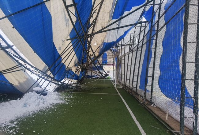 Tunceli'de halı sahanın çatısı biriken karla çöktü